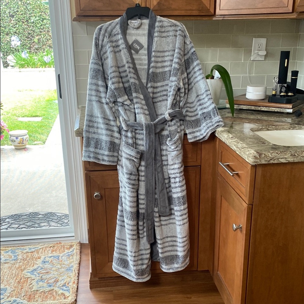 Ulta Beauty NEW Soft Gray White Striped Plush Robe One Size